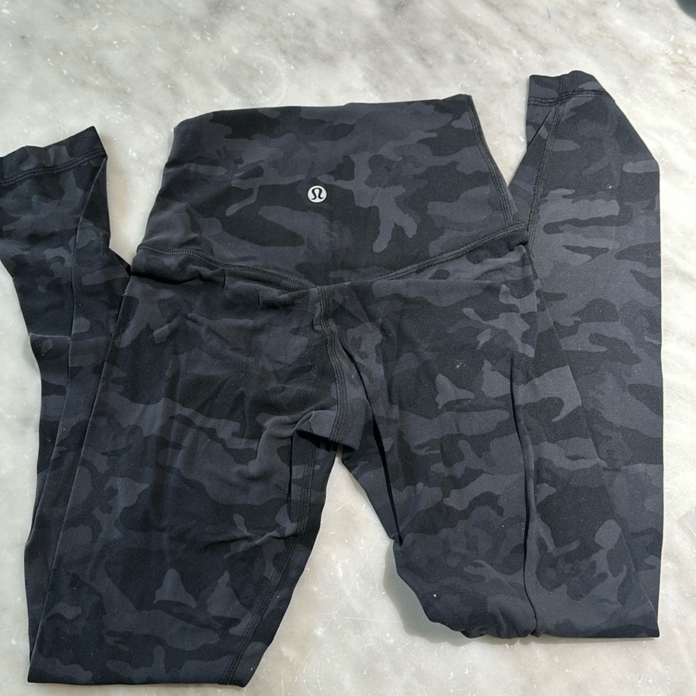 Lululemon BLACK CAMO Align size 0    length 25”